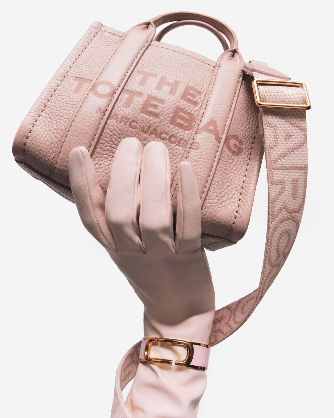  Leather Micro Tote Bag in Rose. (Sumber foto: Marc Jacobs)