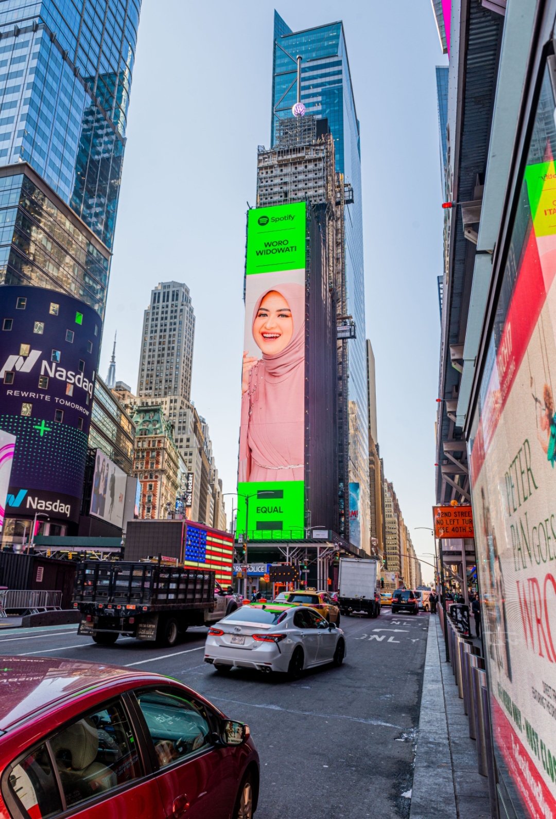 Woro Widowati tampil di billboard New York Times Square (Sumber gambar: Believe Music AS)