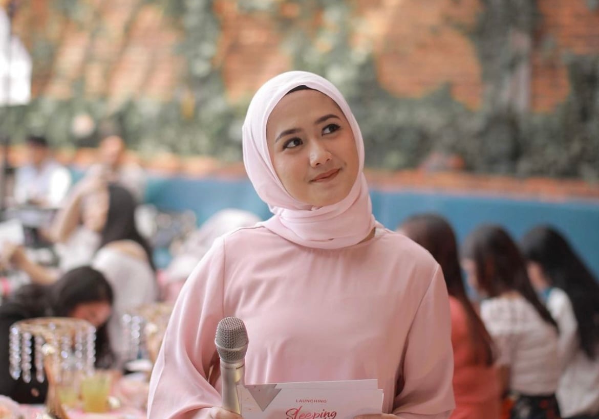 Seorang Master Of Ceremony (Sumber gambar: Instagram @ikhemutiara.mc