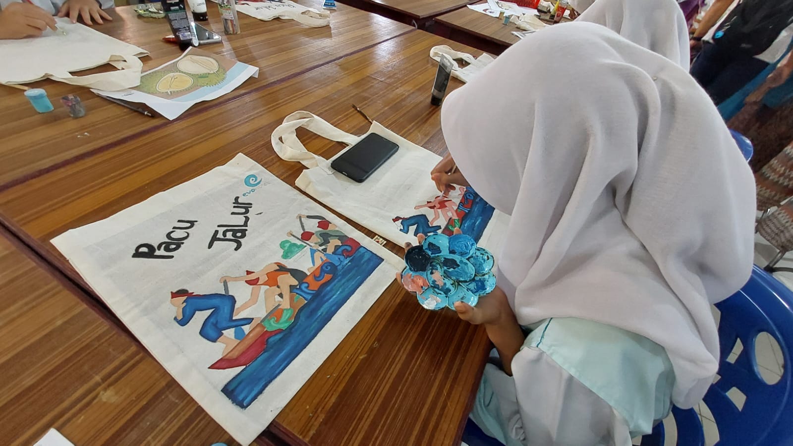 Pembuatan totebag. (Sumber gambar : Desyinta Nuraini)