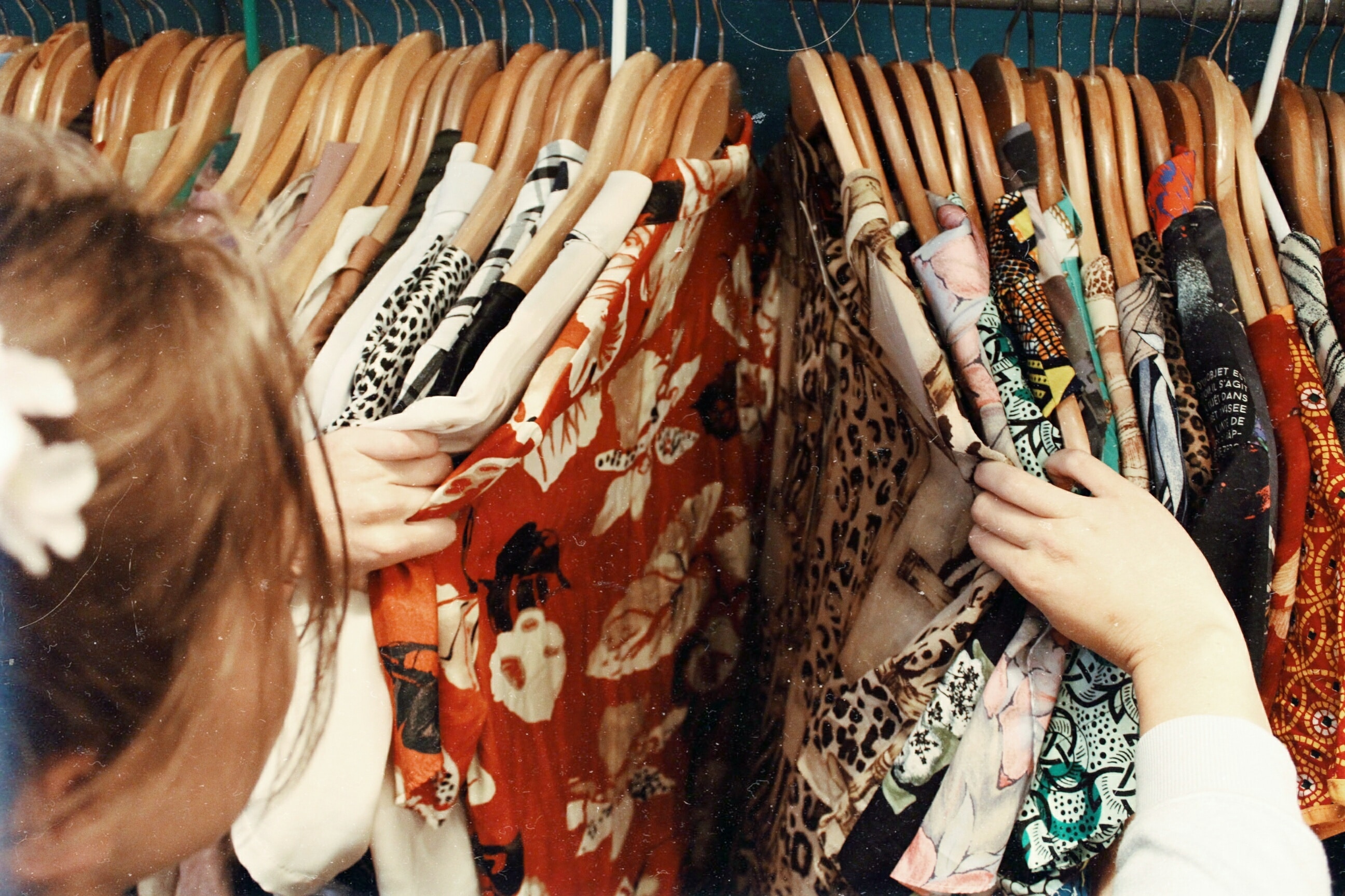 Ilusrasi memilih baju Lebaran (sumber gambar Unsplash/ Becca Mchaffie)