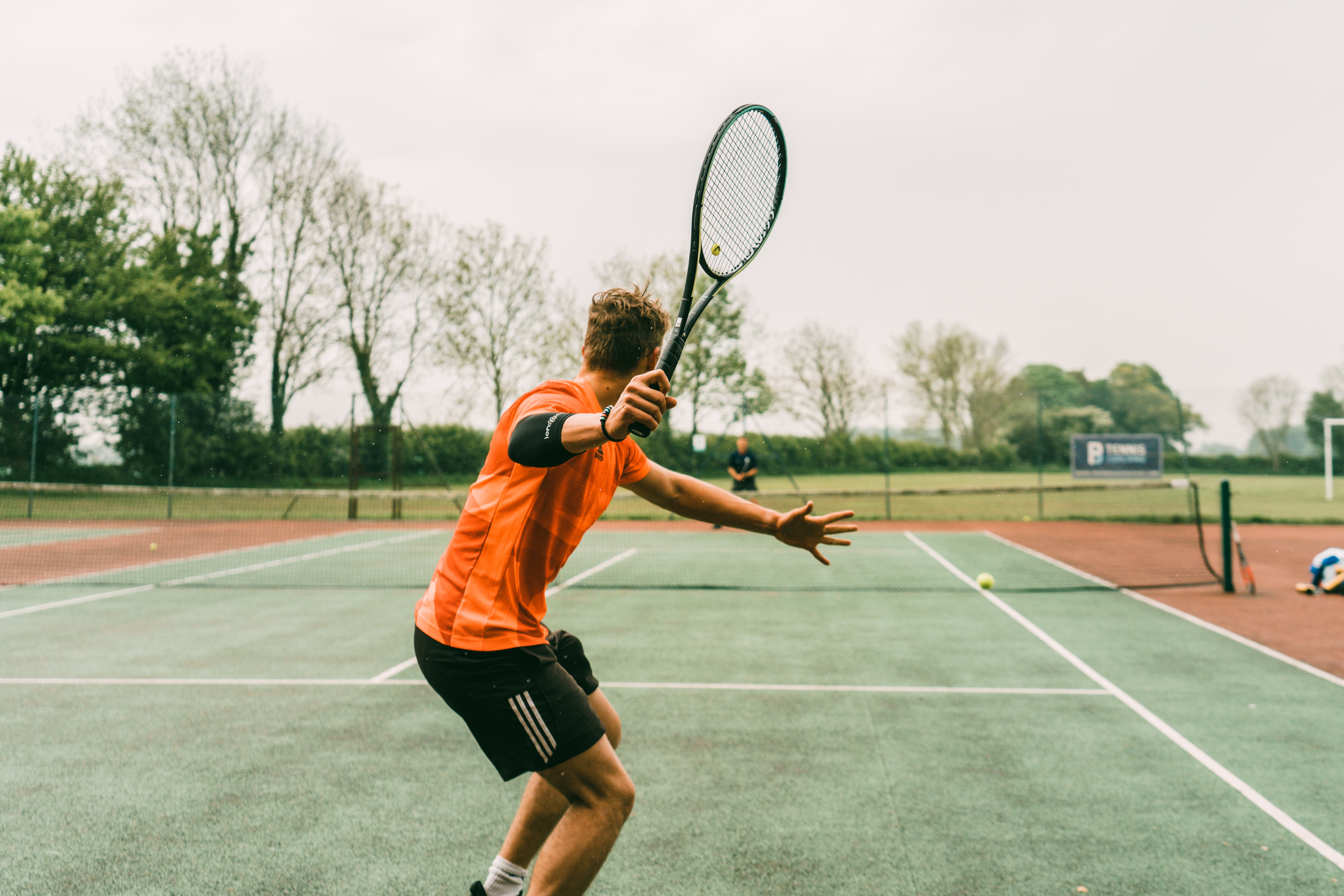 Ilustrasi olahraga tenis lapangan (Sumber gambar: J Schiemann/Unsplash)