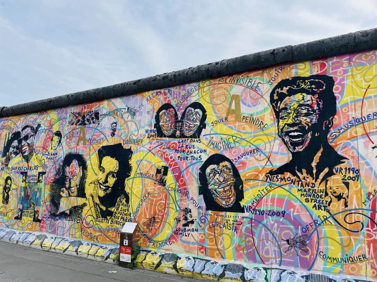 Salah Satu Grafiti di Galeri Sisi Timur Berlin (Instagram/@bidunyarota)