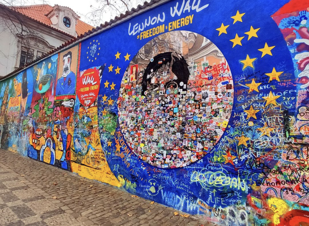 Salah Satu Grafiti di Tembok Lennon (Instagram/@francesco__nick)