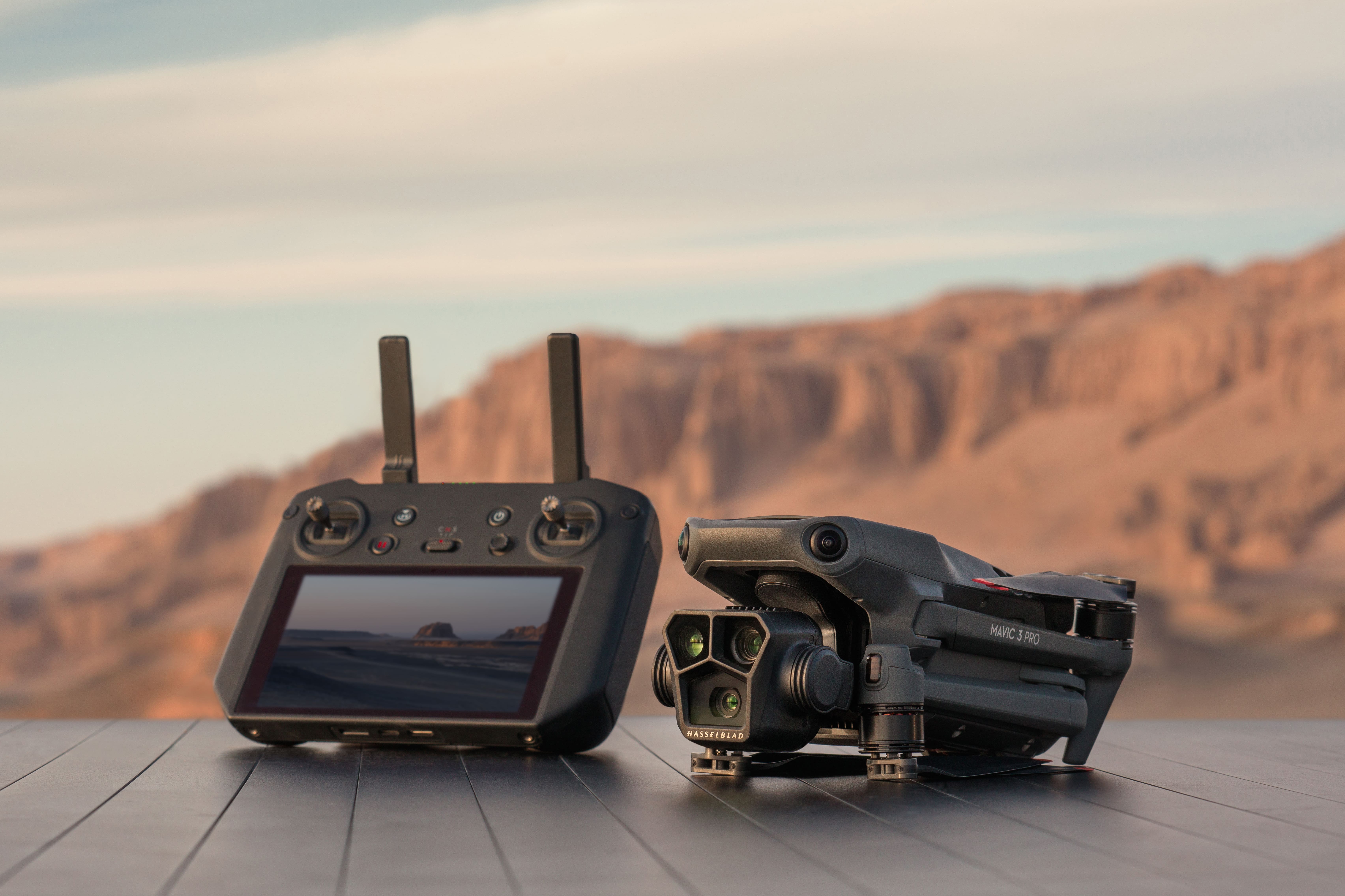 Ilustrasi DJI Mavic 3 Pro  (sumber gambar DJI)