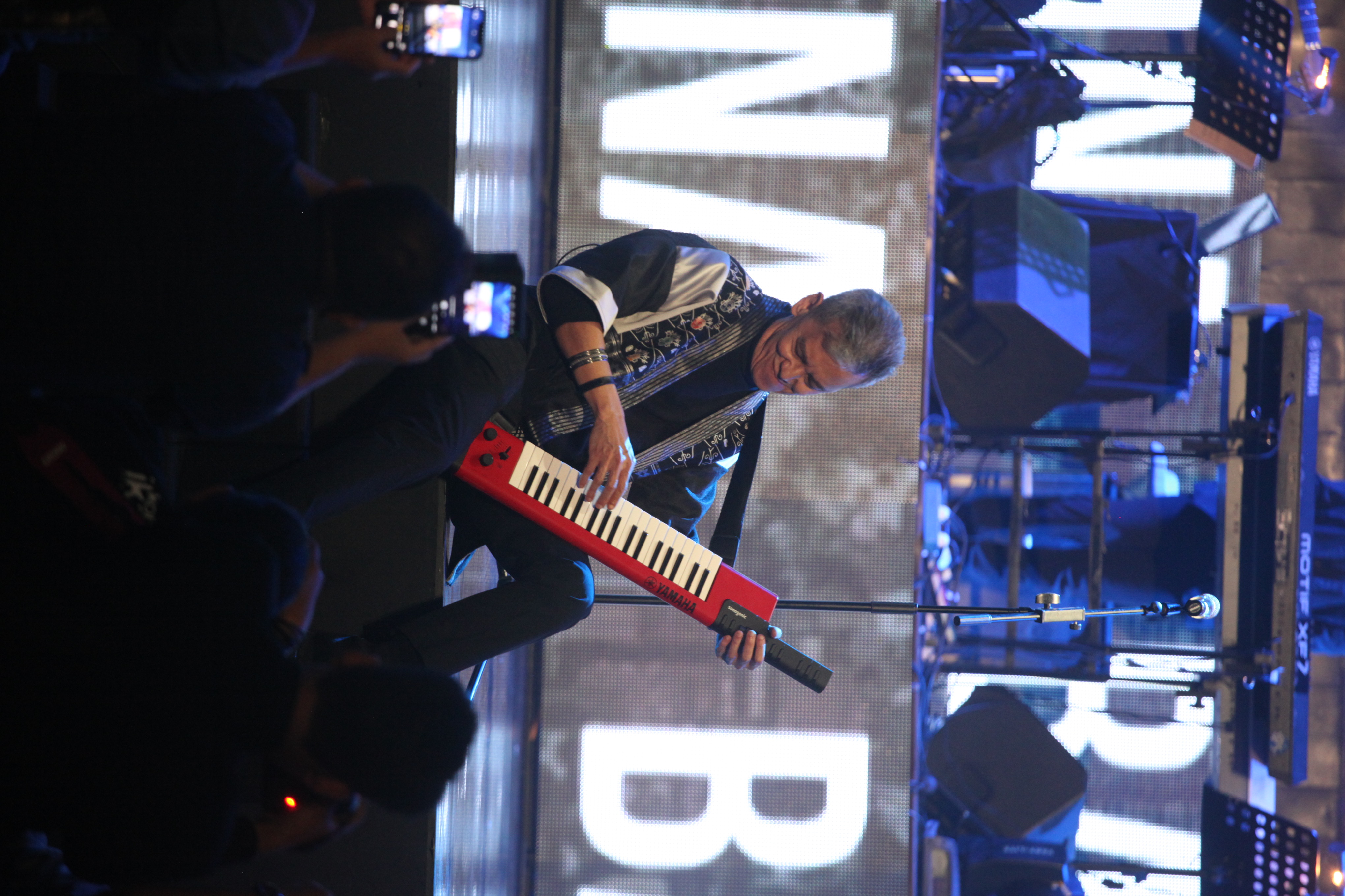 Fariz RM ketika memainkan alat musik (Sumber gambar: Kolam Ikan Creative Communication)