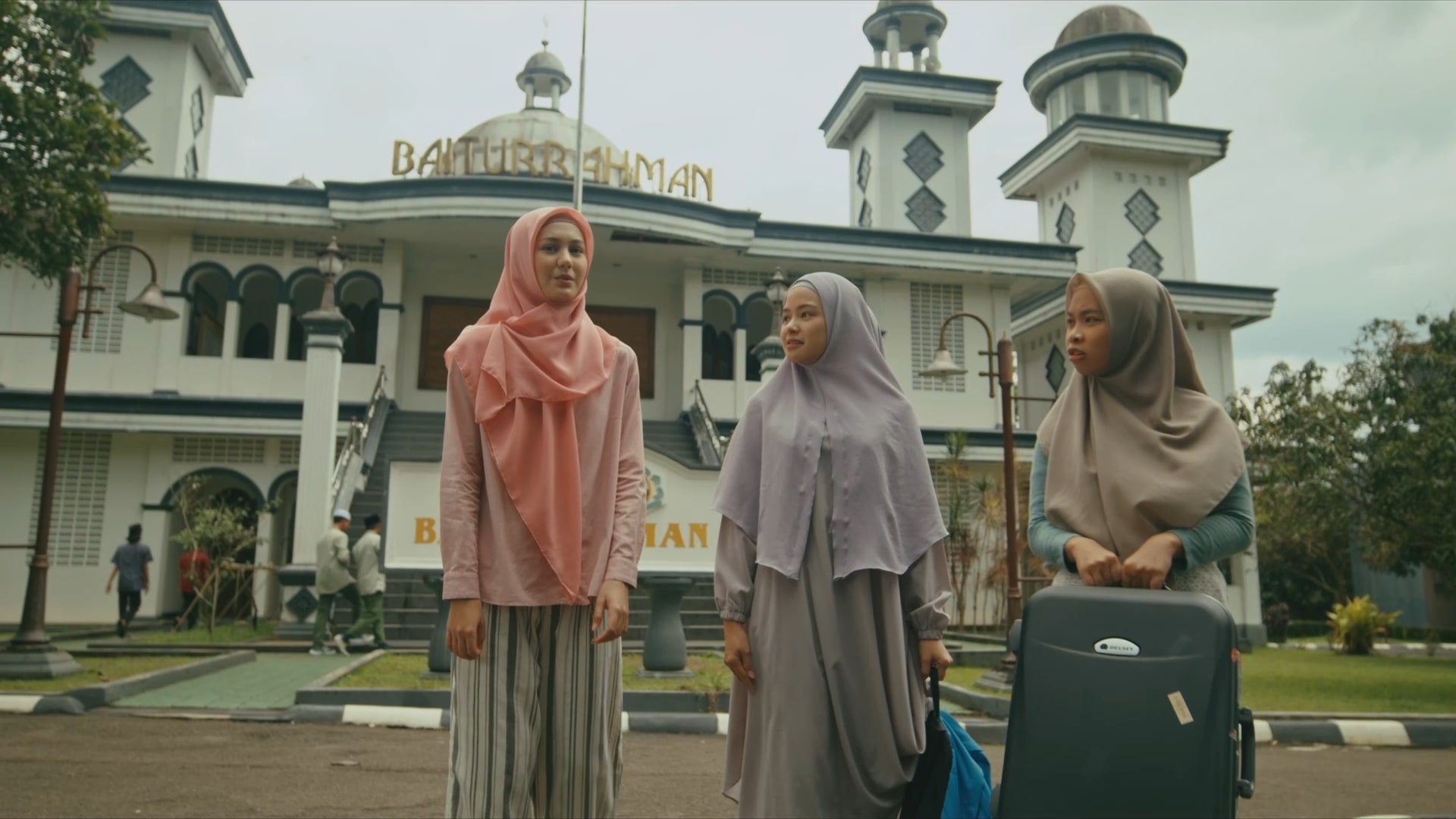 Karakter Ayna Dibintangi oleh Zoe Abbas Jackson (Sumber Foto: VIU Originals)