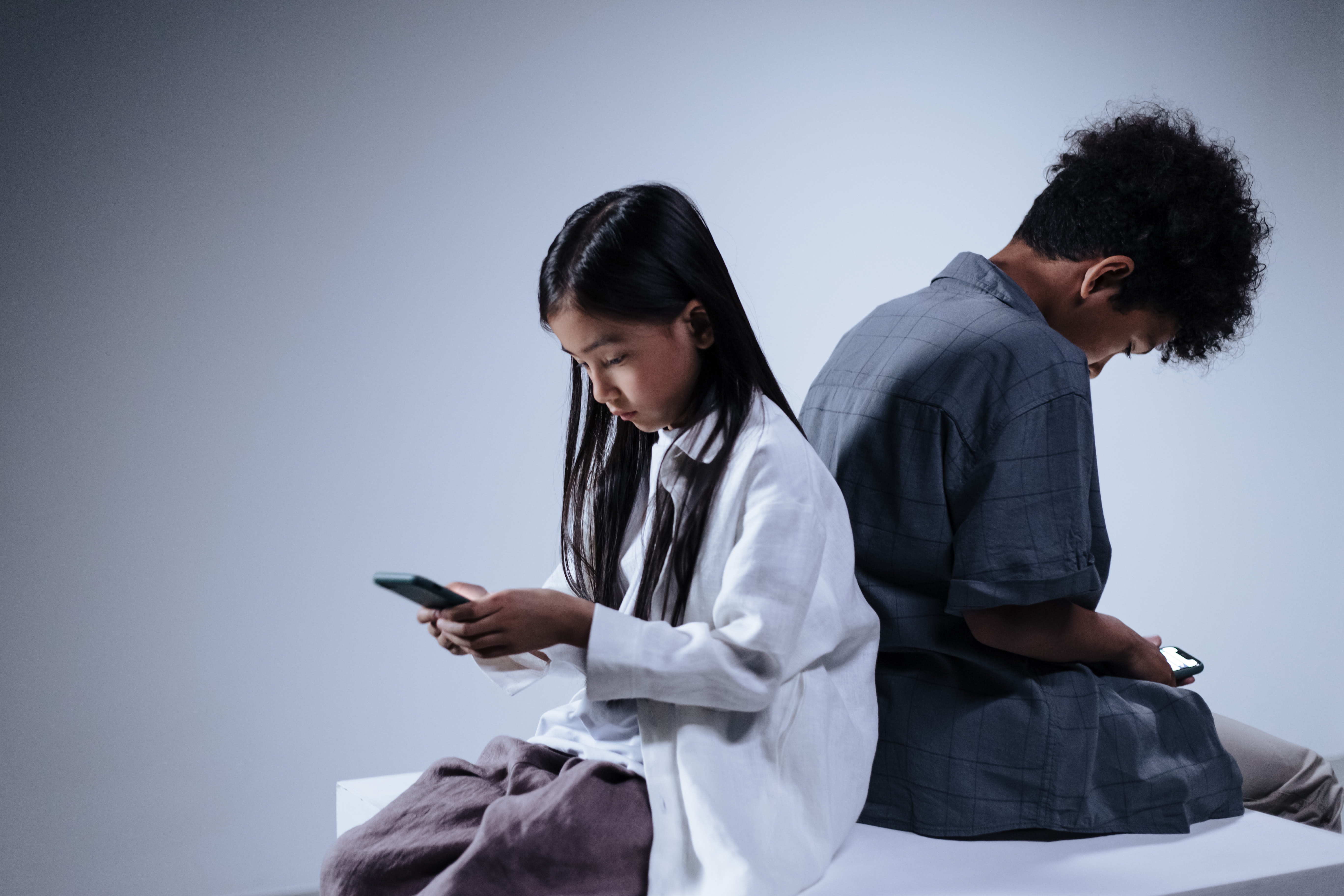 Ilustrasi anak dengan smartphone. (Sumber foto: Pexels/Ron Lach)