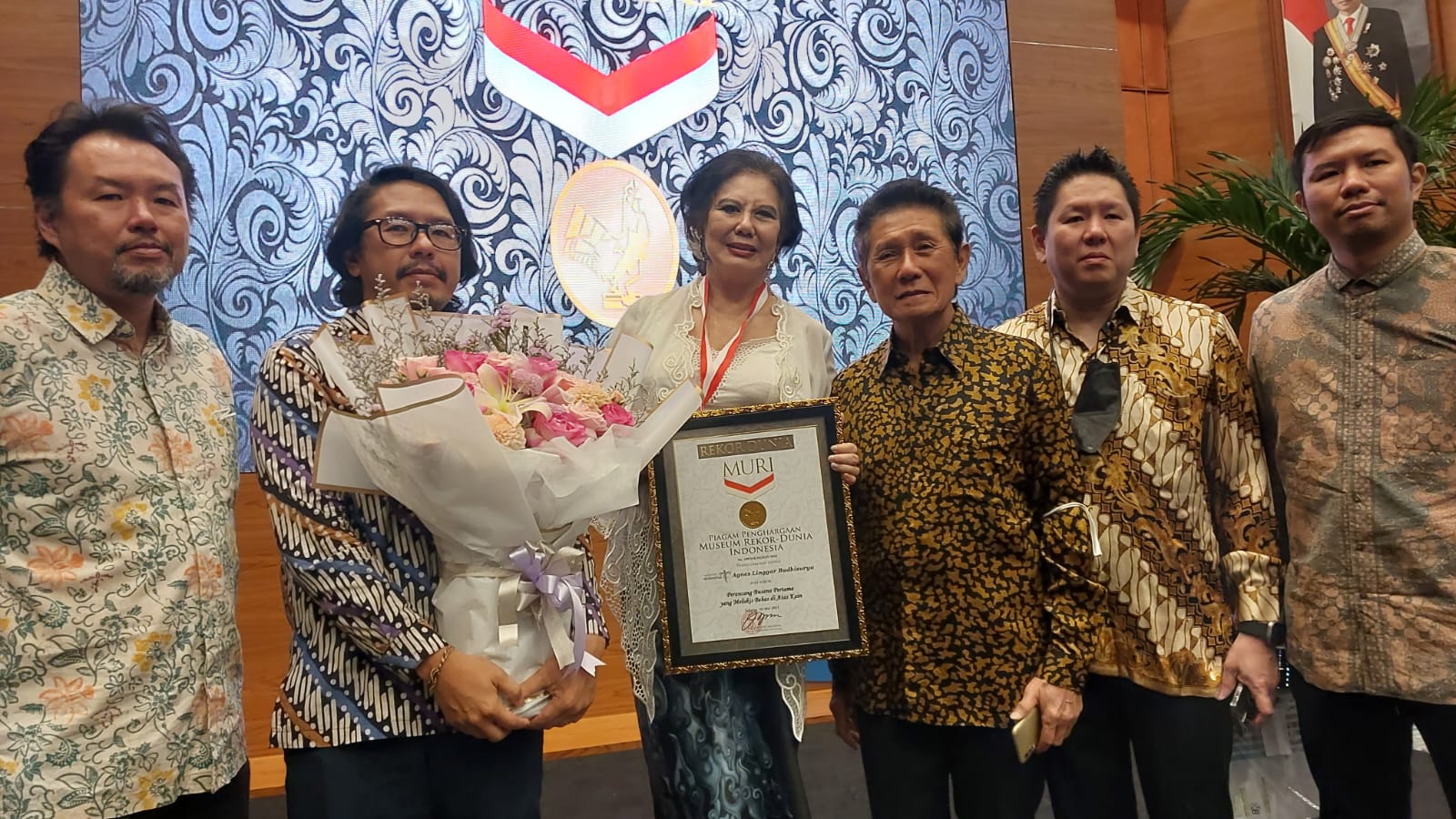 Agnes Linggar dan keluarganya. (Sumber gambar : Desyinta Nuraini)