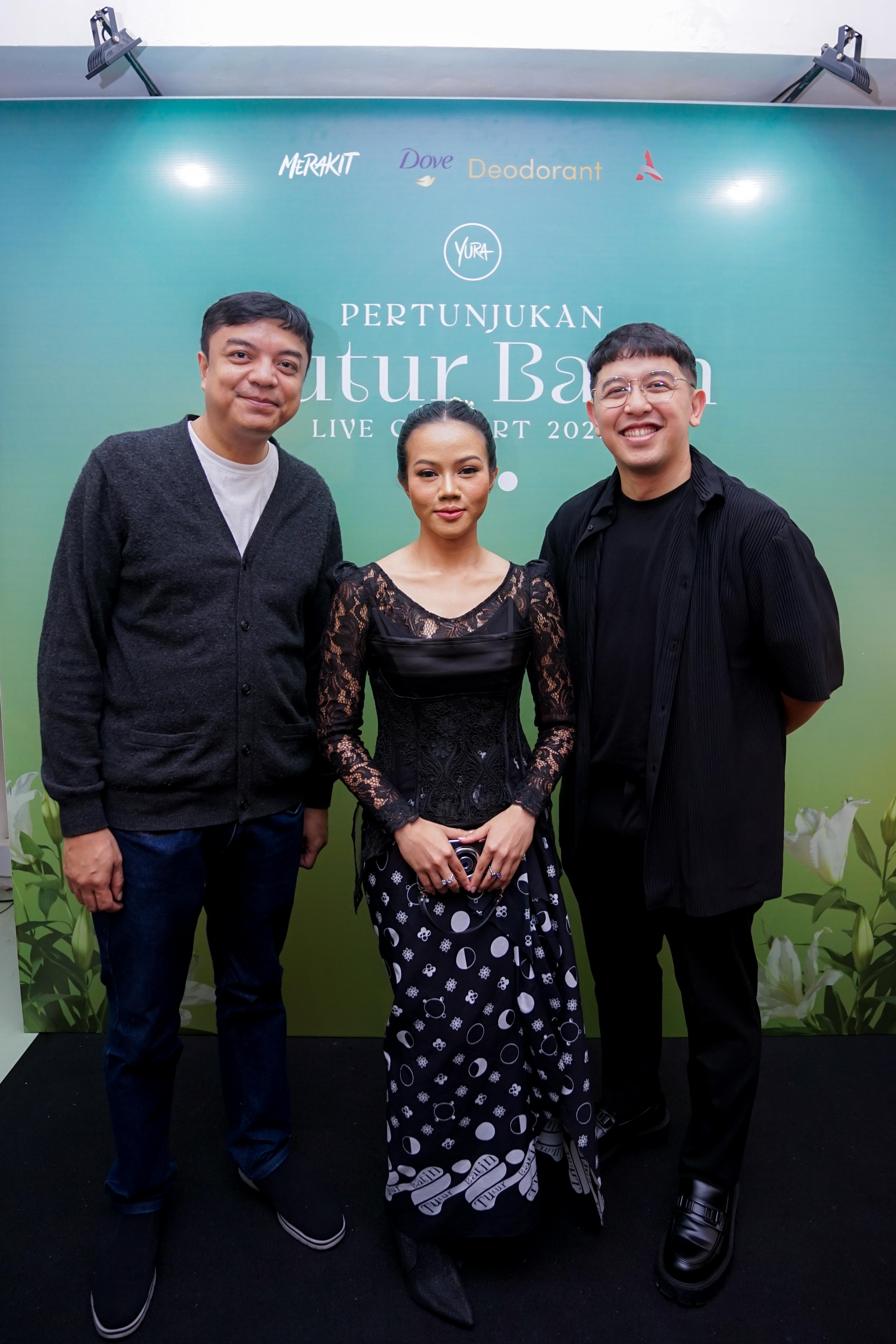 Ari Renaldi (kiri), Yura Yunita (tengah), dan Donne Maula (kanan)