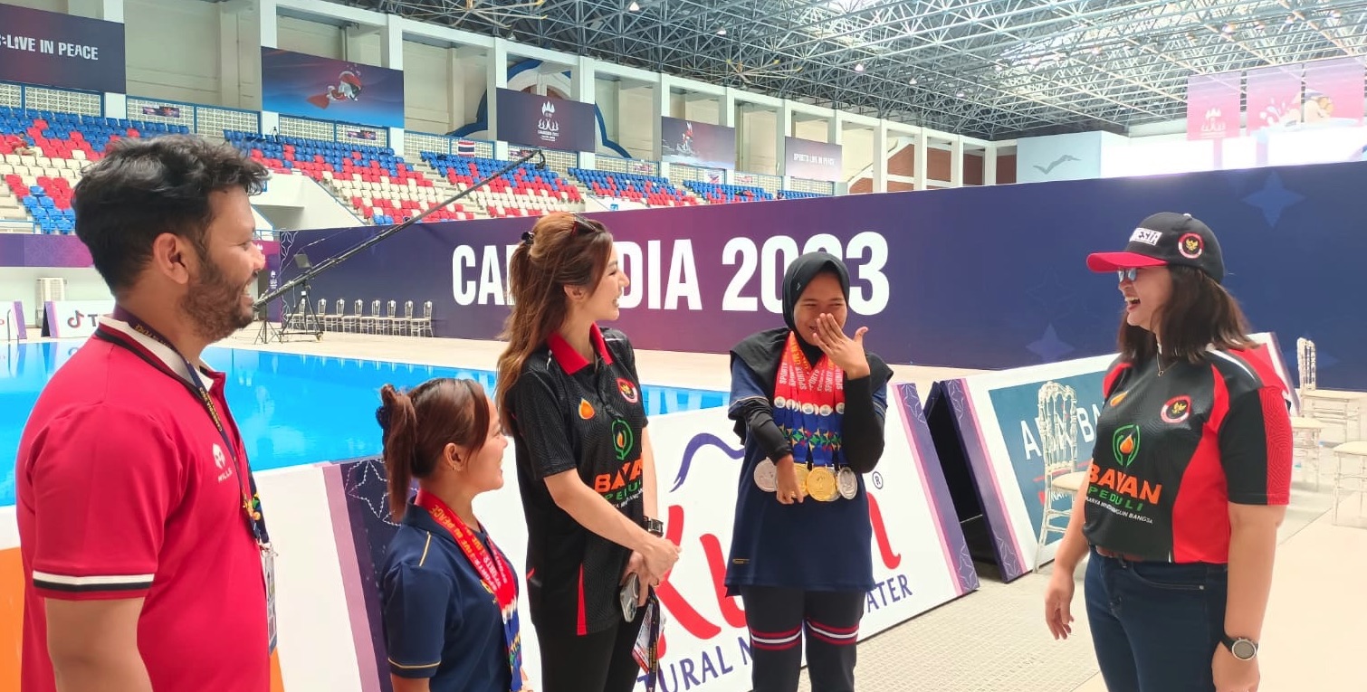 Mutiara (kedua dari kanan) dengan bangga menunjukkan medalinya. (Sumber foto: Hypeabis.id/Dika Irawan)