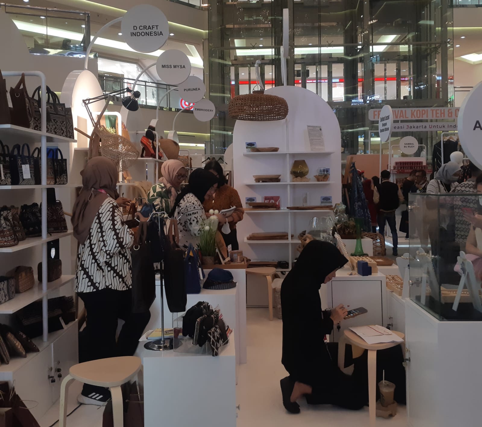 Suasana salah satu lapak UMKM di JaKreatiFest 2023 (sumber gambar Hypeabis.id/ Prasetyo Agung)