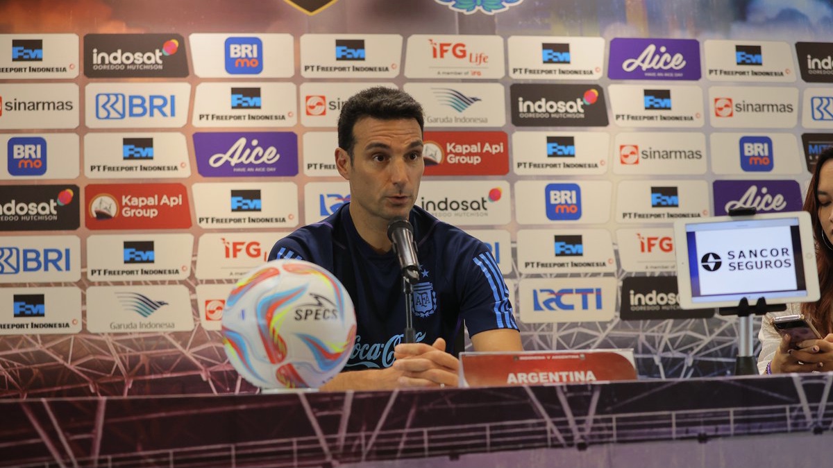 Pelatih Timnas Argentina Scaloni saat konferensi pers jelang laga FIFA Matchday di Jakarta. (Sumber gambar : Afa Seleccion/twitter)