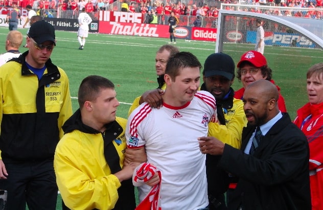Aksi Pitch Invader (Sumber gambar: Catherine Solmes/Flickr)