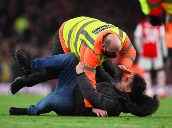 Aksi Pitch Invader (Sumber gambar: Stuart MacFarlane/Flickr)