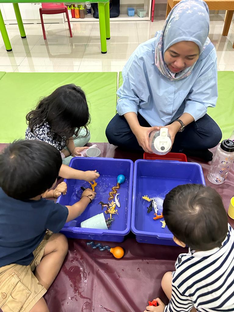 Hanum saat mengajari anak-anak prasekolah. (Sumber gambar : Istimewa)