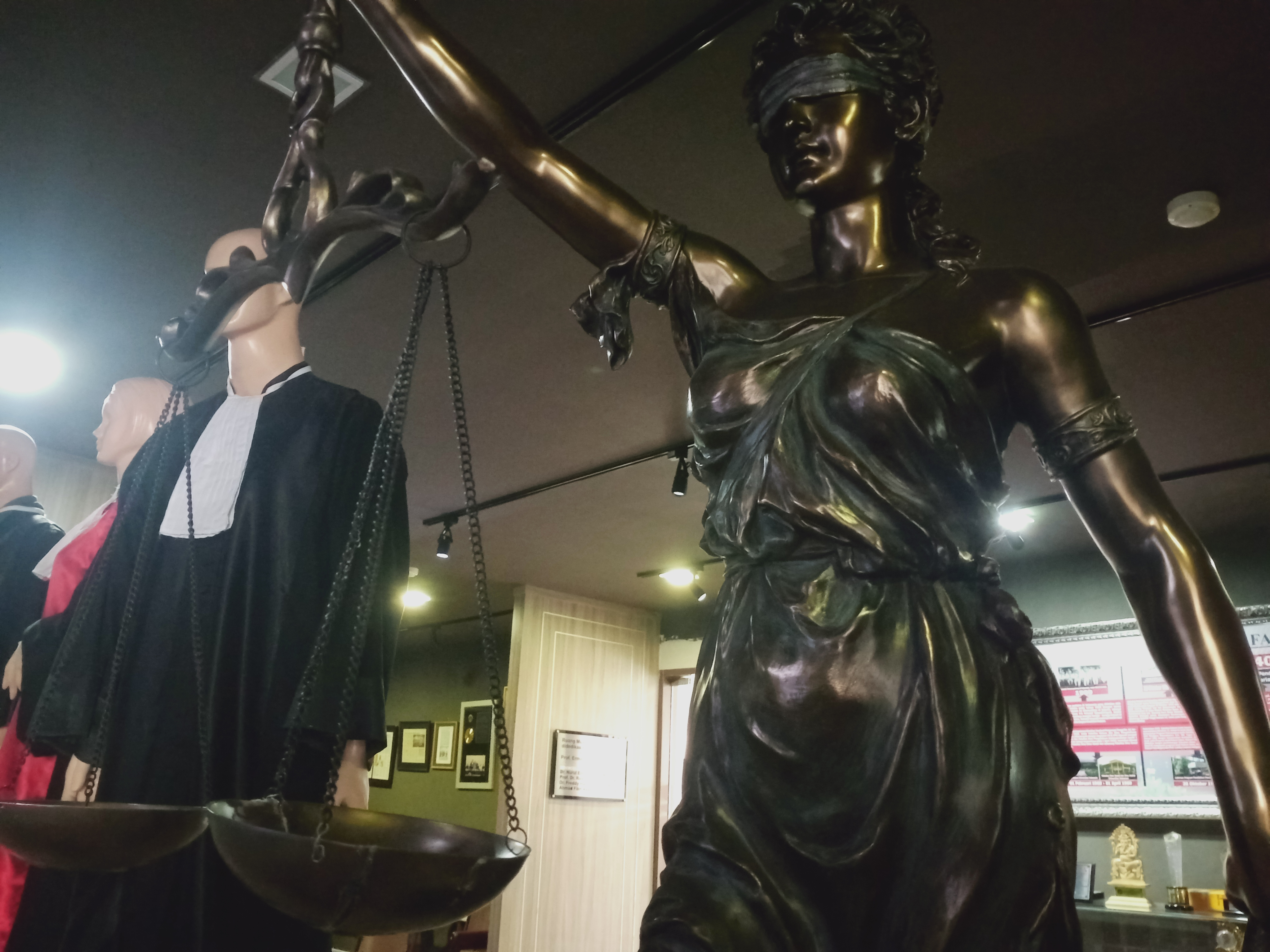 Patung Dewi Themis di Museum FH UI. (Sumber: Maretha Uli)