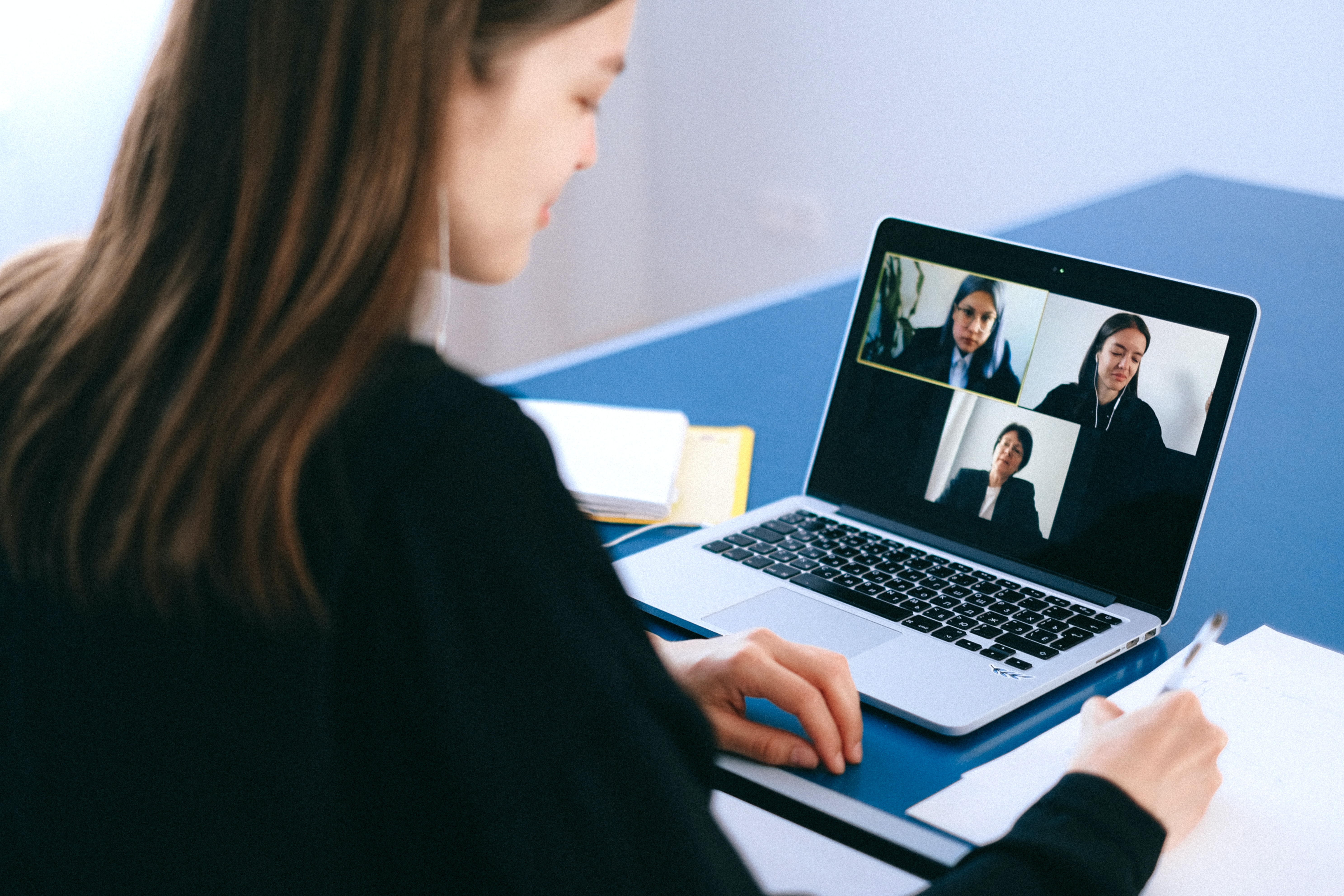 Ilustrasi kelas bahasa online. (Sumber foto: Pexels/Anna Shvets)