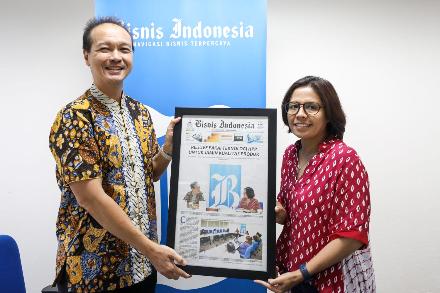 CEO & Presiden Direktur Re.juve Richard Anthony (kiri) berfoto dengan Direktur Pemberitaan dan Produksi sekaligus Pemimpin Redaksi Bisnis Indonesia Maria Y. Benyamin seusai berkunjung ke kantor Bisnis Indonesia di Jakarta, Kamis (27/7/2023). (Foto JIBI/Bisnis/Abdurachman)