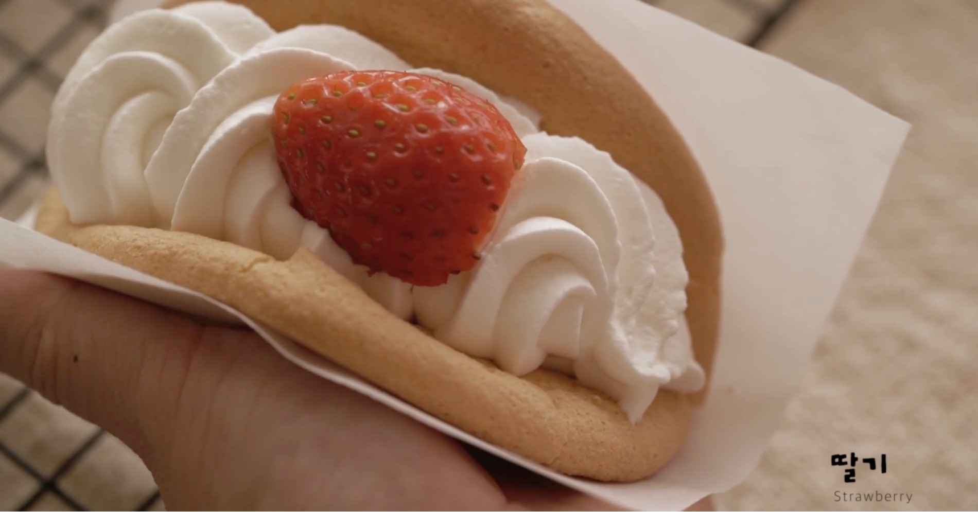 Resep Strawberry Omelet Cake, Dessert Viral yang Manis dan Segar