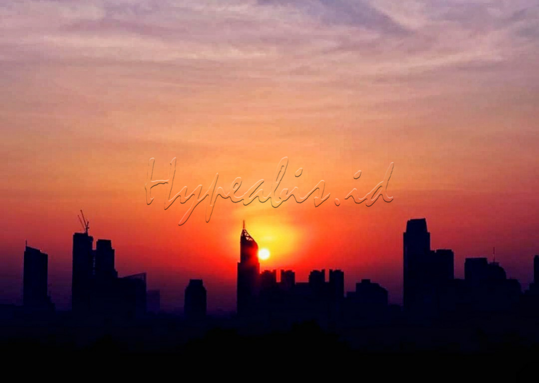 Ibukota tak melulu kaku dengan hutan betonnya, ada kalanya senja membalut kesejukan menuju malam di Jakarta.