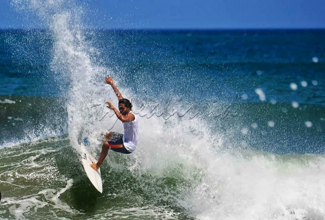 Pesona wisata bahari Indonesia adalah surga buat wisatawan, termasuk juga buat pecinta olahraga selancar alias surfing.