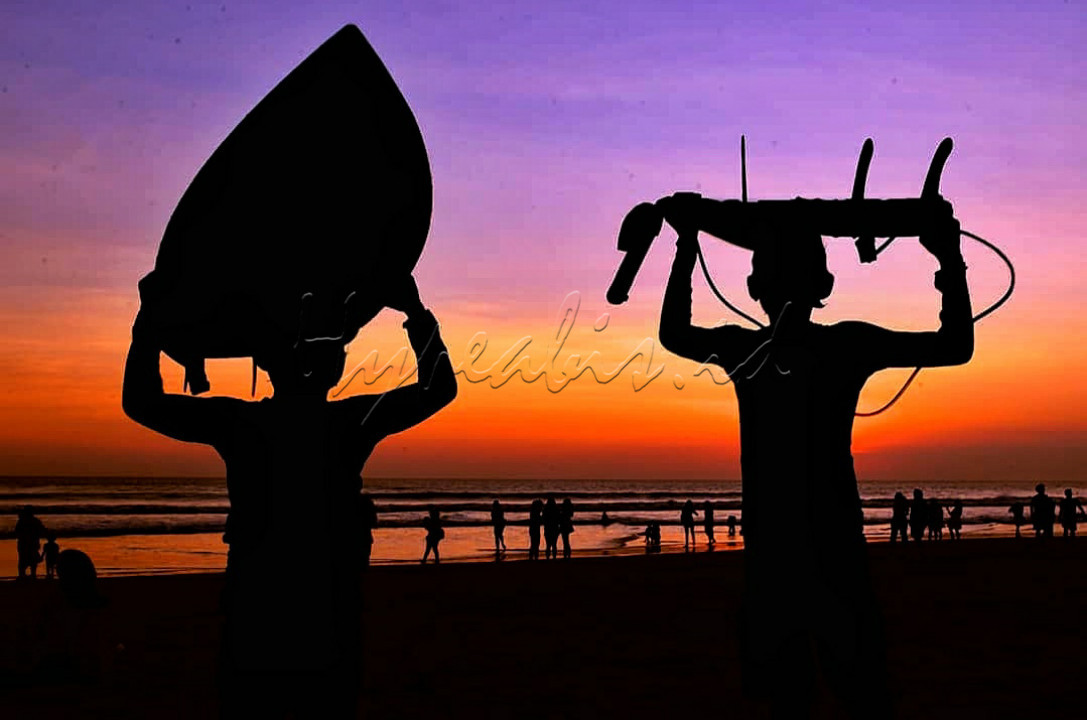 Pantai-pantai di Indonesia yang memiliki ombak menantang, antara lain Mentawai, Sorake Nias, Krui Lampung, Simelue Aceh, Sengkokang Sumbawa Barat, dan Pantai Keramas Bali yang sudah masuk dalam seri kejuaraan dunia surfing