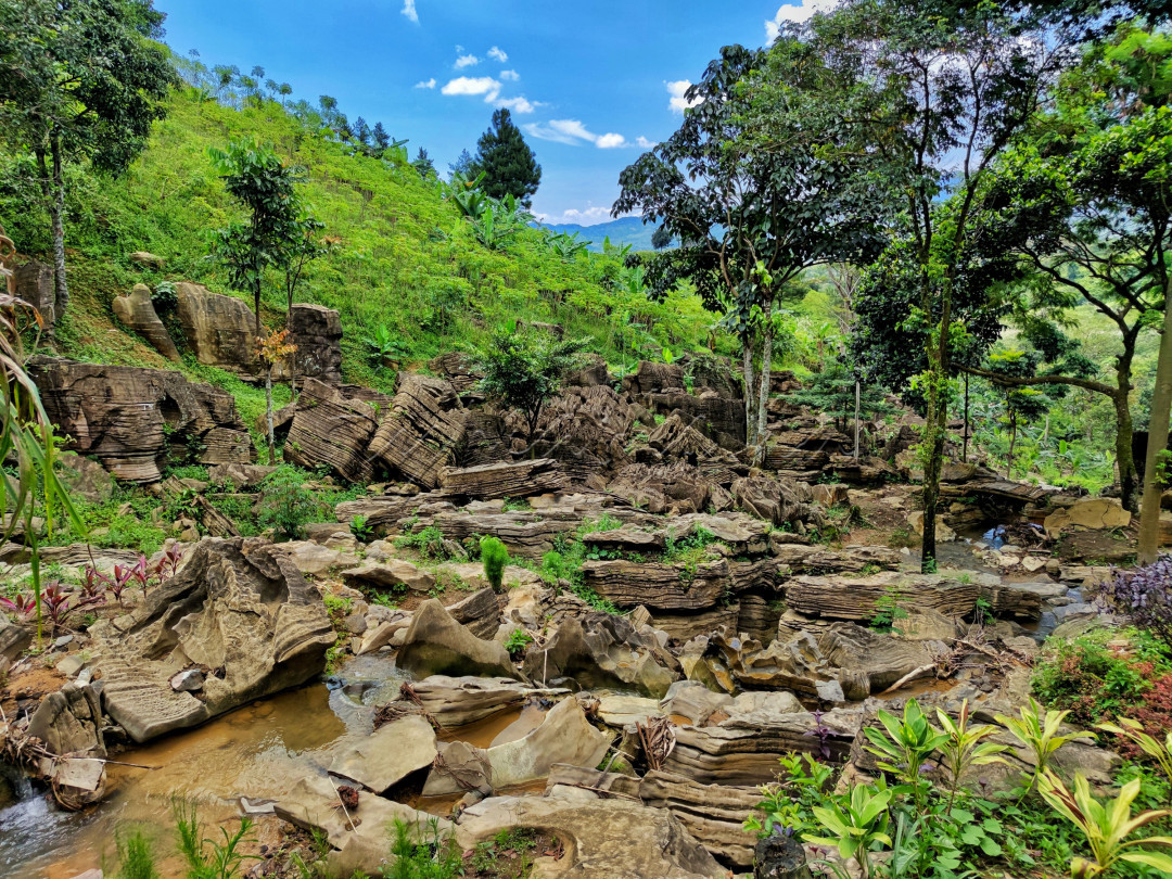 Gua Agung Garunggang ini berlokasi di Cigobang, Desa Karang Tengah, Kecamatan Babakan Madang, Sentul, Bogor.