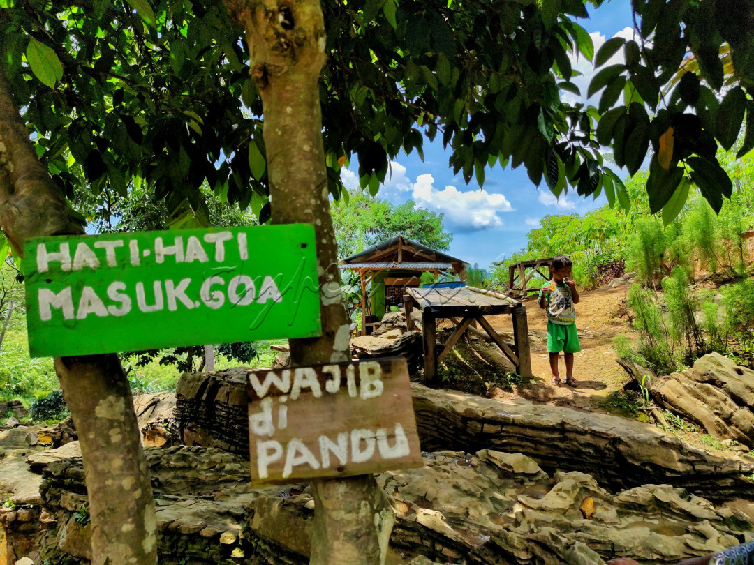 Untuk menikmati beragam aktifitas seru di Gua Garunggang, tidak ada retribusi yang ditarik oleh pengelola. Tapi akan ada guide yang menemani selama berjalajah di sekitar.