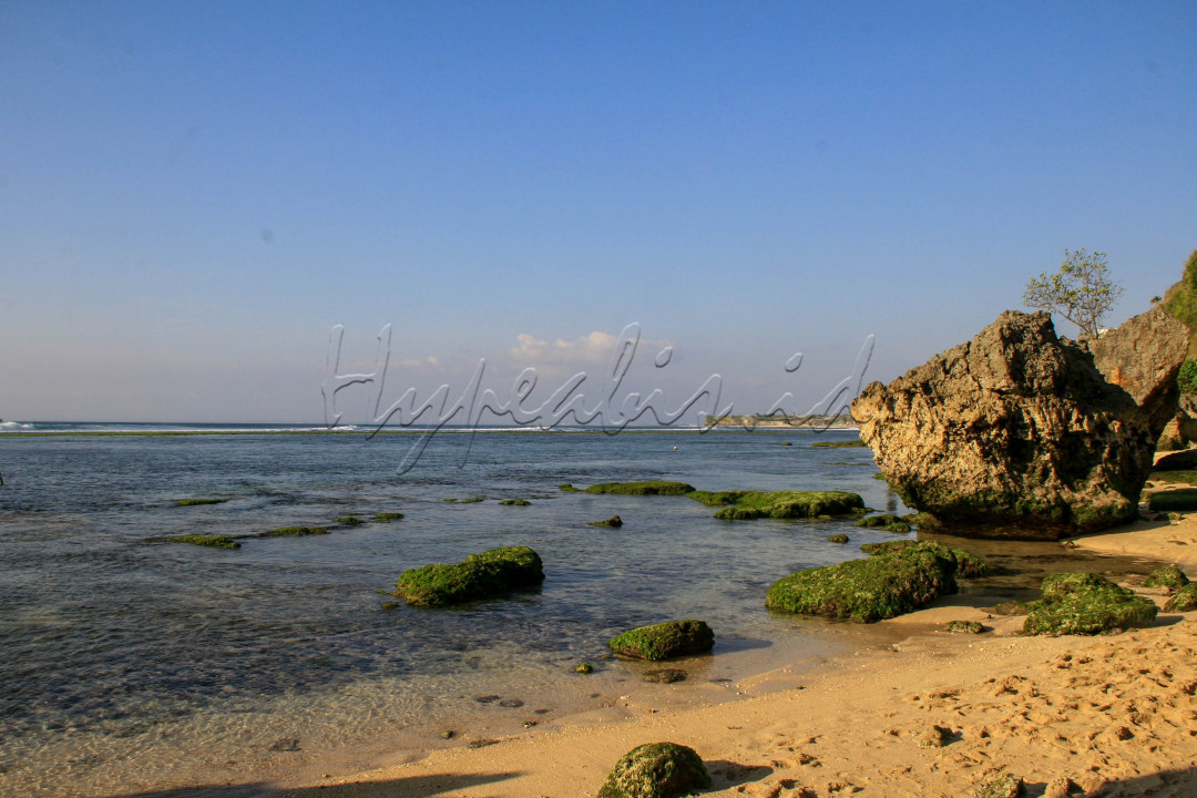 Suasana Pantai Padang Padang, Bali. Pantai padang padang Bali yang masih alami ini beralamat di Desa Pecatu, Kecamatan Kuta Selatan, Kabupaten Badung. Banyak aktivitas yang bisa dilakukan pengunjung di pantai ini, apalagi banyak spot wisata paling menarik yang instagramable dan bila menjelang sore suasana romantisme akan begitu terasa di pantai ini karena wisatan dapat menikmati sunset yang indah.