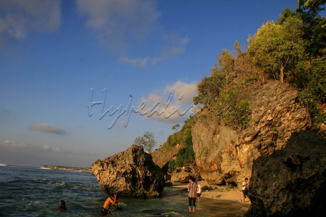  <br />
Suasana Pantai Padang Padang, Bali. Pantai padang padang Bali yang masih alami ini beralamat di Desa Pecatu, Kecamatan Kuta Selatan, Kabupaten Badung. Banyak aktivitas yang bisa dilakukan pengunjung di pantai ini, apalagi banyak spot wisata paling menarik yang instagramable dan bila menjelang sore suasana romantisme akan begitu terasa di pantai ini karena wisatan dapat menikmati sunset yang indah.<br />
