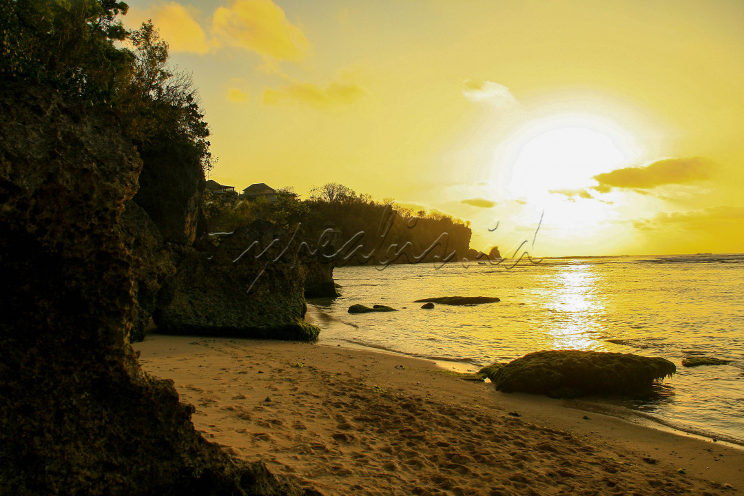 Suasana matahari tenggelam di Pantai Padang Padang, Bali. Pantai padang padang Bali yang masih alami ini beralamat di Desa Pecatu, Kecamatan Kuta Selatan, Kabupaten Badung. Banyak aktivitas yang bisa dilakukan pengunjung di pantai ini, apalagi banyak spot wisata paling menarik yang instagramable dan bila menjelang sore suasana romantisme akan begitu terasa di pantai ini karena wisatan dapat menikmati sunset yang indah.