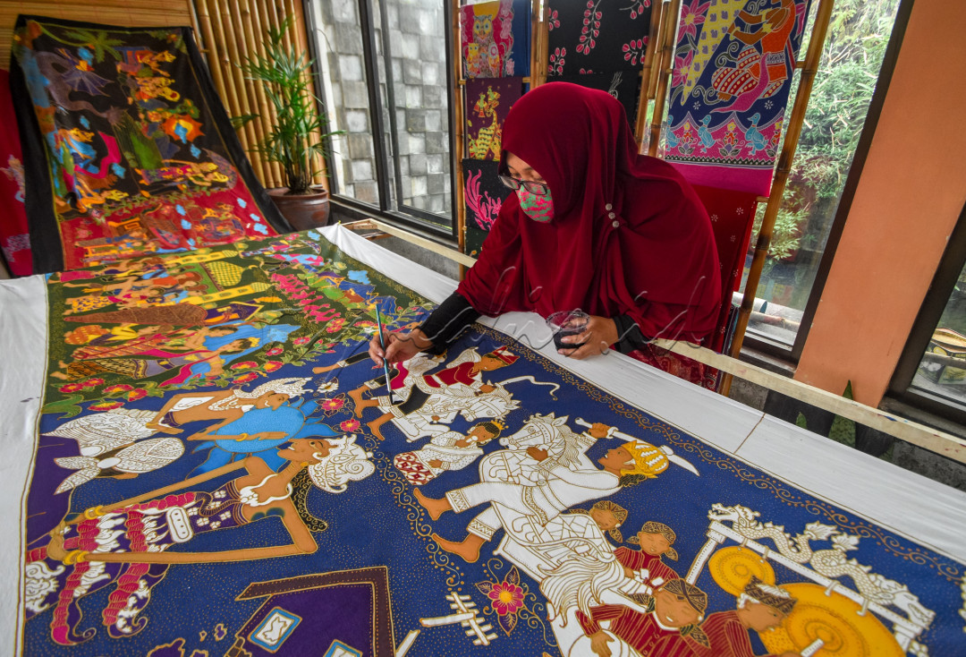 <div style="text-align: justify;">Di masa pandemi saat ini memang sangat berdampak bagi pegiat UMKM maupun industri rumahan. Namun, dengan situasi ini tidak lantas memutuskan produktivitas dalam menghasilkan karya/produk. Seperti perajin batik asal Wonosobo Desi Kristiana Yuwono ini, di masa pandemi ini dia selalu berinovasi dan produktif dalam membuat batik dan pola batik. Saat ini dia tengah menyelesaikan sebuah batik sepanjang 6 meter. Di mana setiap goresan motif batik menceritakan tentang legenda, alam, budaya yang ada di Wonosobo. Sehingga, nanti batik itu selesai akan menceritakan tentang asal-usul, budaya yang Wonosobo. Diantaranya menggambarkan tentang Telaga Warna, Potong Rambut Gembel, Lengger, Emblek dll. Tidak mudah memang untuk membuat motif batik sepanjang 6 meter dengan membagi tema-tema tiap meternya. Apalagi ini dilakukan sendiri, ini menunjukkan bahwa dia adalah perajin yang produktif dan kreatif.</div>