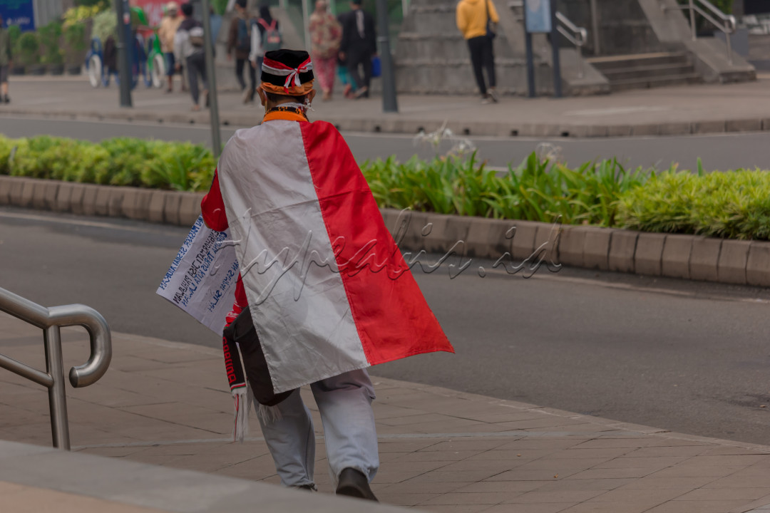 Salah satu ekspresi kemerdekaan menurut gw yaitu bebas membawa dan memakai bendera merah putih kemanapun, kapanpun dan dimanapun tanpa ada Larangan dari siapapun.