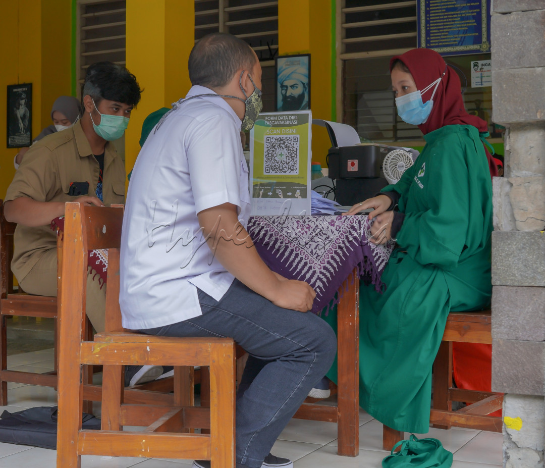 Vaksin adalah syarat utama bebas dari pandemi covid. Jika mayoritas rakyat Indonesia telah divaksinasi, maka akan tercipta herd immunity sehingga virus covid tidak membuat bahaya fatal lagi dan lebih cepat-mudah diatasi.<br />
<br />
Namun bukan berarti setelah vaksin maka bebas untuk tidak taat prokes cegah covid. Prokes ketat harus terus dijalankan sampai Pemerintah mengumumkan bahwa pandemi telah berhasil diatasi. <br />
<br />
Ayo semangat untuk vaksin demi kesehatan dan keselamatan diri sendiri dan keluarga. Juga tetap semangat melaksanakan prokes untuk mencegah tertular dan menulari orang lain.<br />
<br />
Vaksin dan prokes adalah jalan utama untuk merdeka dari pandemi dan bebas dari tekanan ekonomi. 