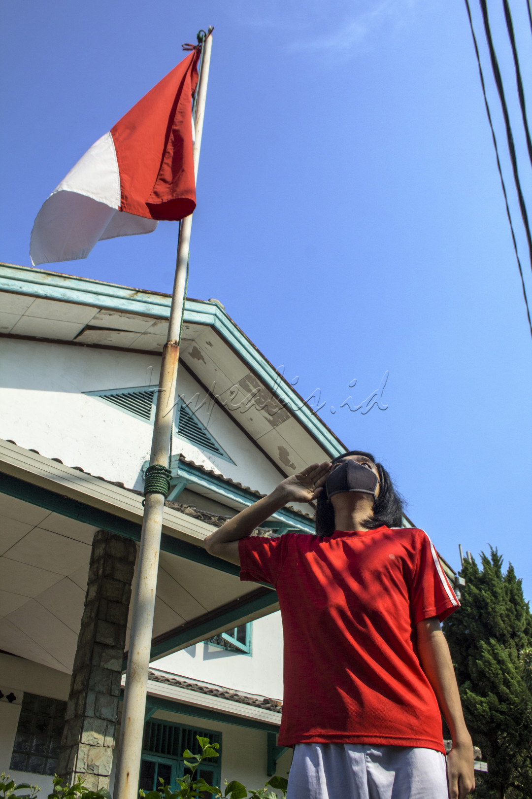 Hampir 2 tahun lamanya seluruh dunia dilanda pandemi. Banyak orang terpaksa tak bisa keluar rumah, bahkan sebagian lagi hanya boleh mengurung diri di dalam kamar sendirian karena harus menjalani isolasi mandiri. Beberapa hari belakangan ini kabarnya tingkat keterisian kamar di rumah sakit sudah mulai menurun. Dengan segala keterbatasan ini, bukankah untuk bisa sekedar menghirup udara segar di pagi saja sudah terasa sangat menyenangkan? Apalagi jika bisa sambil berjemur dan menghormati sang saka merah-putih meski hanya di halaman rumah sendiri. Inilah pertama kalinya dalam sejarah 76 tahun Republik Indonesia merdeka hal semacam ini terjadi.<br />
<br />
Mari kita tetap bersyukur atas segala nikmat yang telah diberikan Tuhan Yang Maha Esa. Termasuk bagi yang masih diberi kesehatan dan belum pernah dihinggapi virus Corona. Jangan lupa terus berdoa dan bergerak membantu saudara-saudara kita yang tengah dalam kesulitan. Semoga Indonesia dan seluruh warganya sanggup bertahan melewati pandemi yang seakan tiada mau berhenti.<br />
<br />
<strong>Indonesia Tangguh Indonesia Tumbuh.</strong>