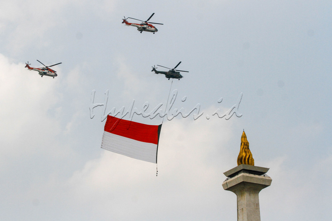 Ada yang berbeda di langit Jakarta hari ini. Sebanyak enam helikopter TNI AU mengibarkan bendera merah putih berukuran 20 x 30 meter dalam rangka memperingati hari kemerdekaan ke-76 Republik Indonesia. 
