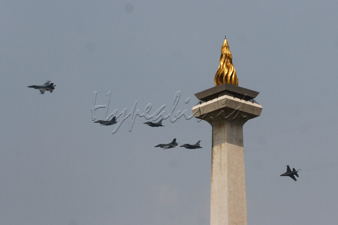 Selain itu, para prajurit TNI AU juga menggelar atraksi pesawat tempur yang disebutkan belum pernah dilakukan sejak Indonesia merdeka. 