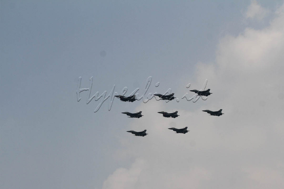 Sebanyak delapan pesawat tempur F-16 Fighting Falcon terbang cepat di atas Istana Merdeka. Rombongan pesawat tempur itu membentuk formasi arrow head pada ketinggian 1.000 kaki. Kemudian tepat di atas Istana Merdeka, para penerbang melakukan manuver bomb burst.