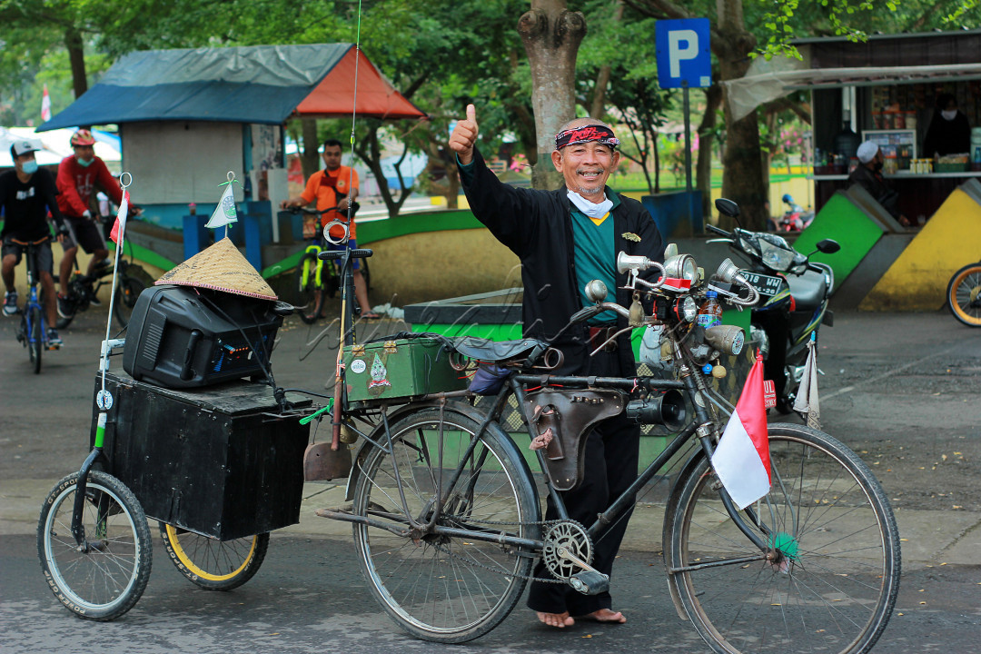 Mereka Ala Aku adalah foto ekspresi kemerdekaan ala seorang pesepeda yang mempunyai komunitas sepeda jadul atau tua dengan atribut sesukanya