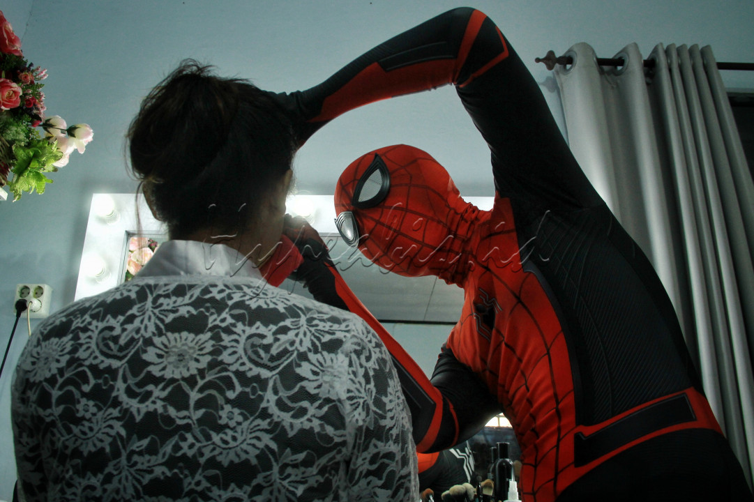 Seseorang berkostum Spiderman saat mendandani wajah model di studio Barranimakeup, Makassar 2021.<br />
Kostum Spiderman membawa rezeki untuk Barrani pemilik Studio Makeup tersebut.<br />
Ide itu muncul semenjak pandemi. 