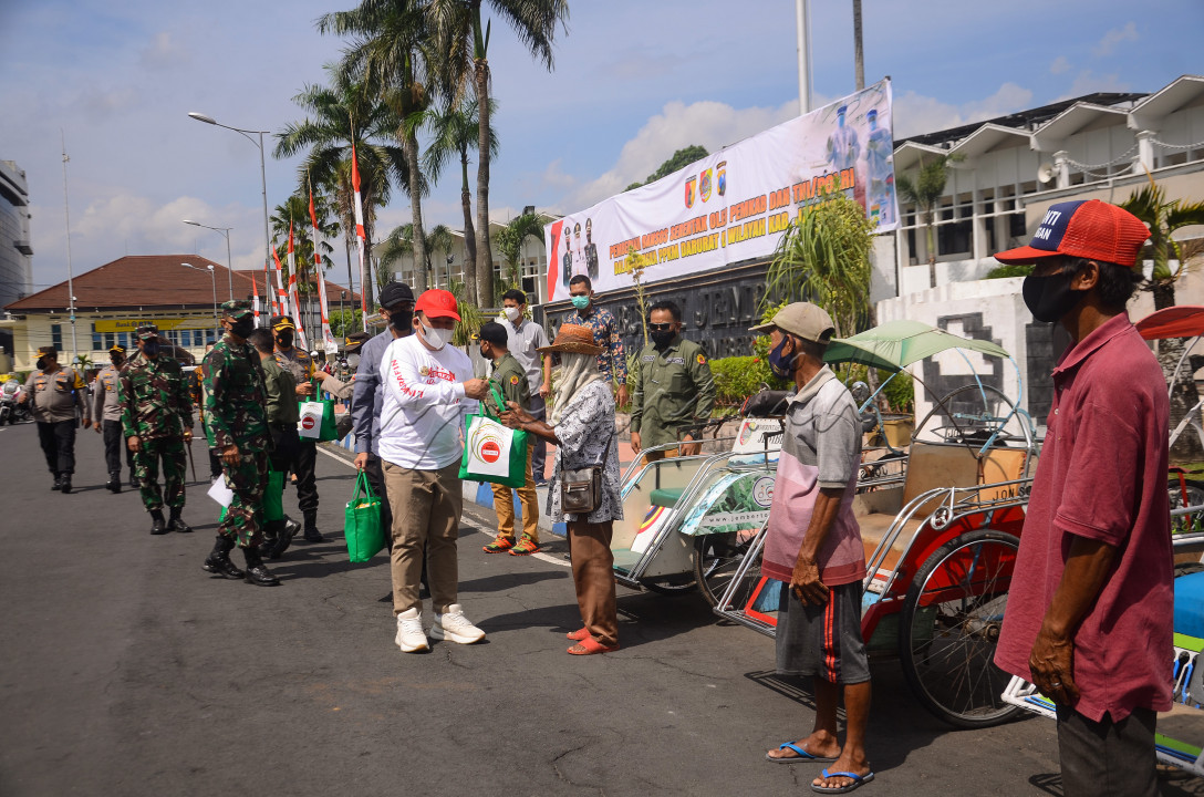 Bantuan berupa sembako diberikan oleh pemerintah Kabupaten Jember kepada warga miskin yang terdampak pandemi.