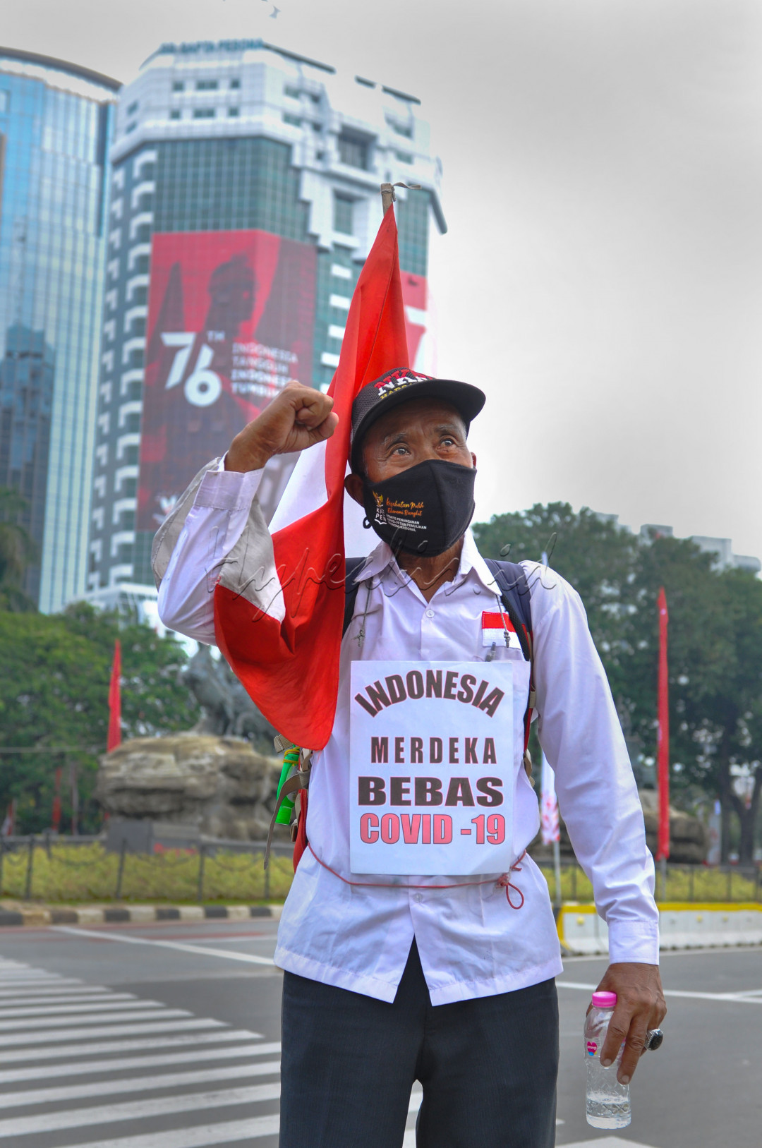 INDONESIA MERDEKA BEBAS COVID 19.<br />
<br />
Salut dan bangga untuk Bapak Suprayitno ini, beliau berjalan kaki... Iya jalan kaki dari Pasuruhan-Jakarta-Bogor. Luar Biasa dan walau usia sudah tak muda lagi, tetapi semangatnya yang luar biasa sehingga pas tgl 17 kemaren saya ketemu beliau di sekitaran jalan Merdeka Jakarta.<br />
<br />
untuk mengkampanyekan Indonesia Merdeka Bebas Covid 19!!<br />
Merdeka!!