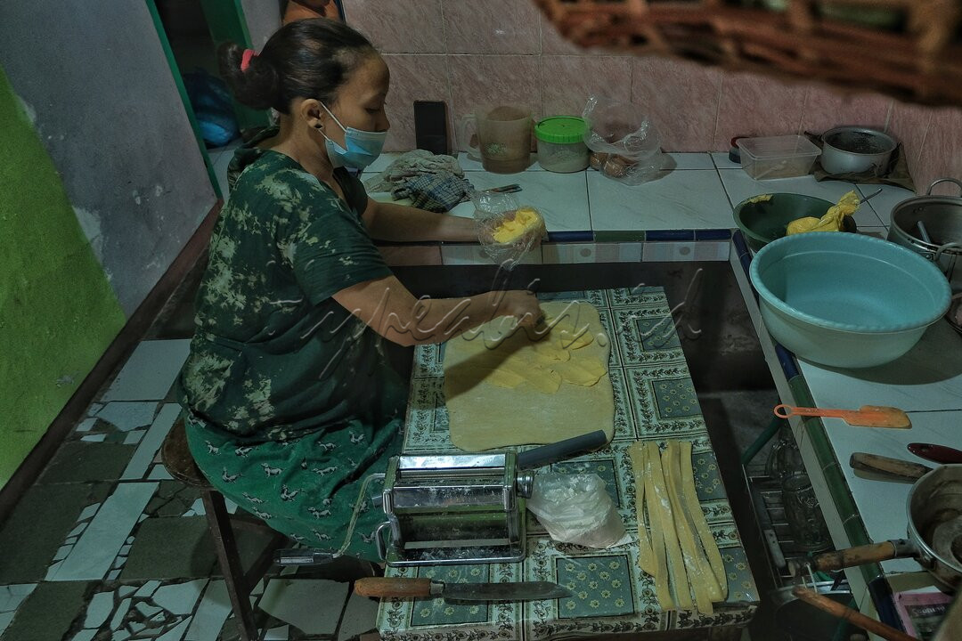 Dengan adanya pemberlakuan ppkm, banyak para pedagang kecil tutup sementara dan untuk menyiasati hal ini maka kegiatan jual beli dialihkan sementara dirumah saja demi memutus rantai virus covid19. Contohnya ibu ini yang beralih mengolah makanannya dirumah saja.
