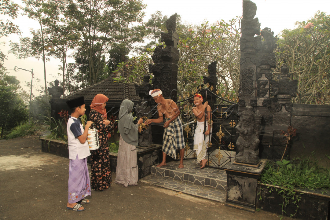 Merdeka itu apa....???<br />
Bagiku, Merdeka Itu Berbagi Kebahagiaan di Hari Yang Suci<br />
Merdeka Dari Perbedaan agama, saling berbagi, menjadi Indonesia yang ber-Bhineka Tunggal Ika<br />
<br />
Beberapa anak muslim memberikan ketupat opor kepada warga Hindu di hari raya Idul Fitri di Kota Salatiga Jawa Tengah. Mereka berbagi kebahagiaan bersama di hari yang suci umat Islam. Salatiga merupakan kota paling toleran di Indonesia 2021, dengan beberapa etnis minoritas seperti Nasrani, Hindu maupun Budha. Kebiasaan membagi ketupat opor merupakan tradisi tahunan saat lebaran.<br />
<br />
@hypeabisid<br />
@bisnisindonesiafoto<br />
<br />
#Lombafotohypeabisid<br />
#Ekspresikemerdekaan<br />
#Bisnisindonesiafoto