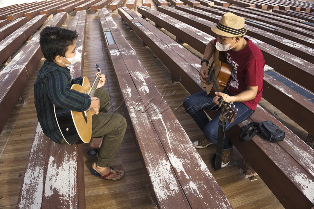 Raja memberikan kursus privat gitar kepada muridnya dengan menerapkan protokol kesehatan ketat di Banda Aceh, Kamis (22/8/2021).