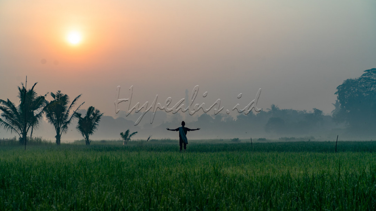 Merdeka dalam bahasa sanskerta berarti kaya, sejahtera dan kuat. <br />
Merdeka dalam bahasa Indonesia maupun Melayu berarti bebas atau tidak bergantung pada apapun atau bisa disebut independen. Tapi bagiku Merdeka ialah sebuah makna yang tak dapat diartikan, nyatanya kita sudah Merdeka tapi masih banyak rakyat yang miskin, katanya Merdeka itu bebas tak bergantung pada siapapun tapi nyatanya masih banyak rakyat yang perlu bantuan dan genggaman tangan.<br />
Merdeka bukanlah sesuatu yang dapat di tuliskan dengan kata-kata tapi Merdeka ialah yang dapat kita rasakan pada saat ini, walaupun 76 tahun berlalu tapi rasanya baru kemarin 17 Agustus 1945. MERDEKA.. MERDEKA.. Karna jasa mu para pahlawan kita dapat merasakan INDONESIA yang merdeka, INDONESIA yang kaya, dan INDONESIA yang TANGGUH. Lekaslah membaik NegeriKu....