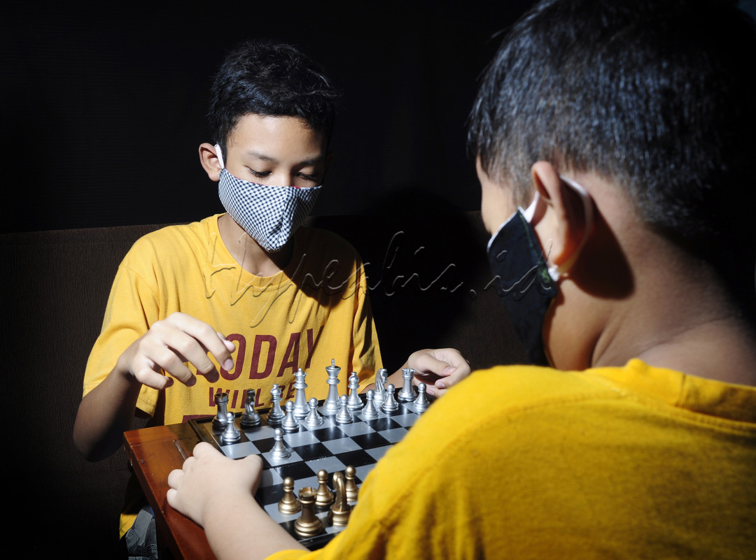 Mentaati protokol kesehatan adalah hal yang mutlak dan wajib dilakukan. Untuk meminimalkan kemungkinan penularan, saat di rumah pun kami juga memakai masker.