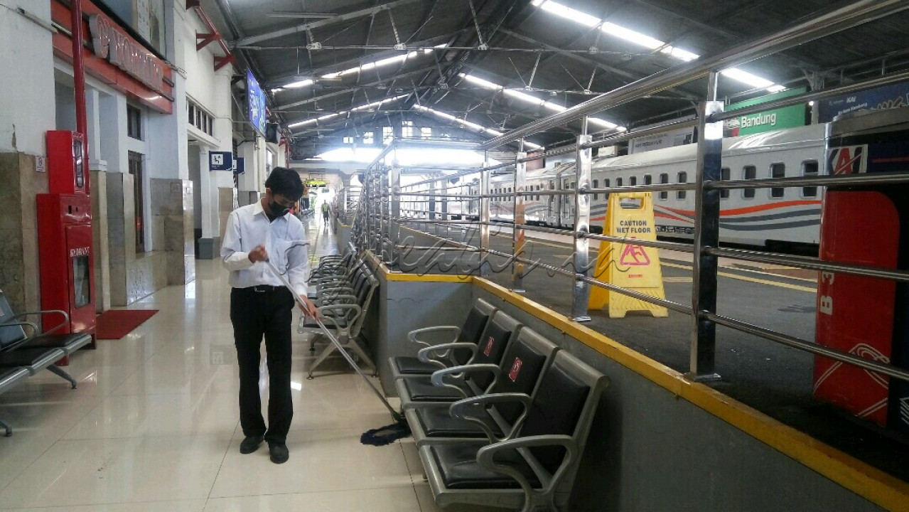MESTI RESIK - Angkutan Penumpang termasuk kereta api tak leluasa beroperasi selama pandemi Covid-19. Pemandangan sepi di stasiun tak lagi jadi barang langka. Perih, tapi pelayanan tetap harus berjalan termasuk memastikan kebersihan halaman dalam stasiun seperti di Stasiun Besar Bandung, 27 Juli 2021.<br />
