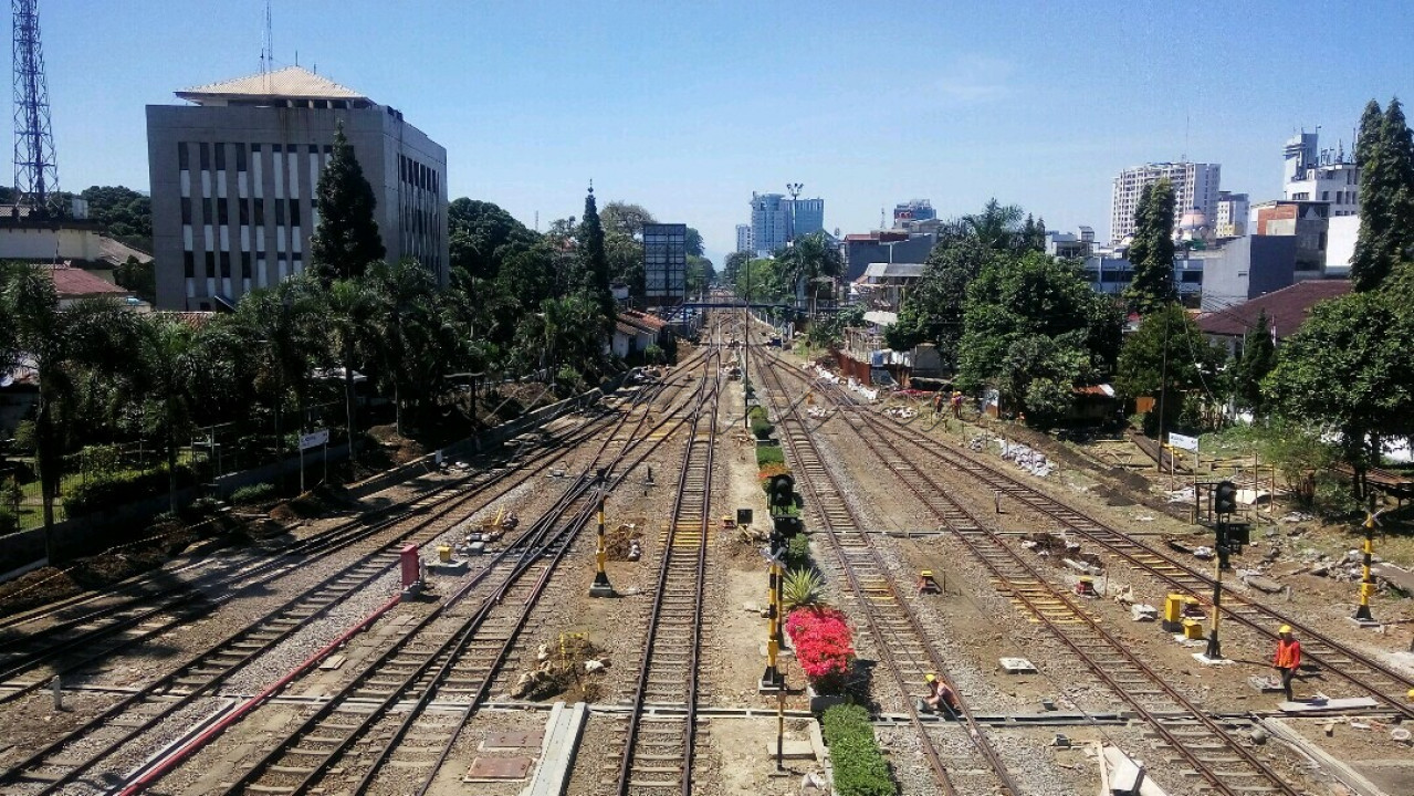 CEK JALUR - Dua teknisi mengecek lintasan kereta api di lintasan Stasiun Besar Bandung, 27 Juli 2021. Di tengah jalur yang sepi gegara pandemi Covid-19, mereka selalu memastikan kelaikan rel secara detail, tanpa sepelekan hal kecil, karena itu akan berandil pada keselamatan perjalanan KA.